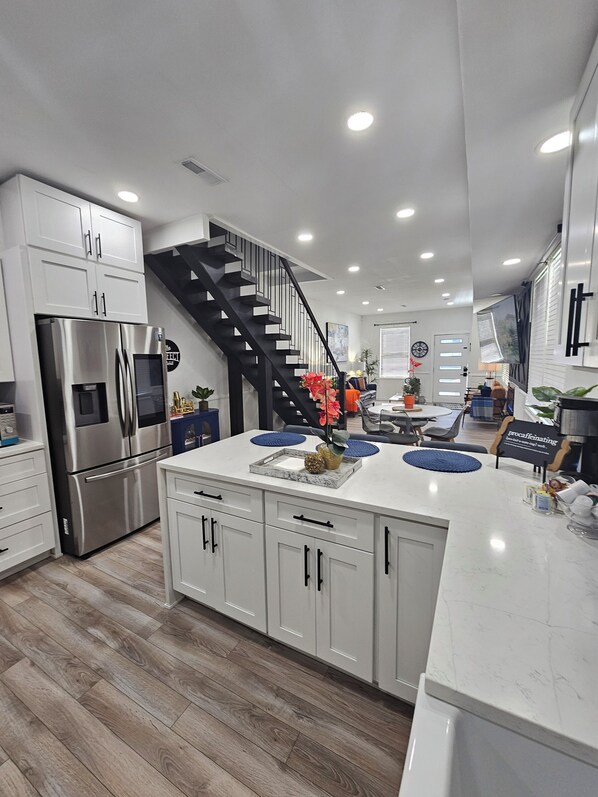 冷蔵庫、電子レンジ、オーブン、コンロ