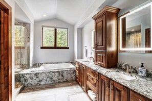 Een douche, een bubbelbad, een haardroger, handdoeken