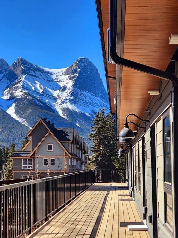 Property grounds - Skyline Delight Mt. View Retreat (Canmore)