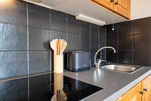 Kühlschrank, Mikrowelle, Herdplatte, Geschirrspüler