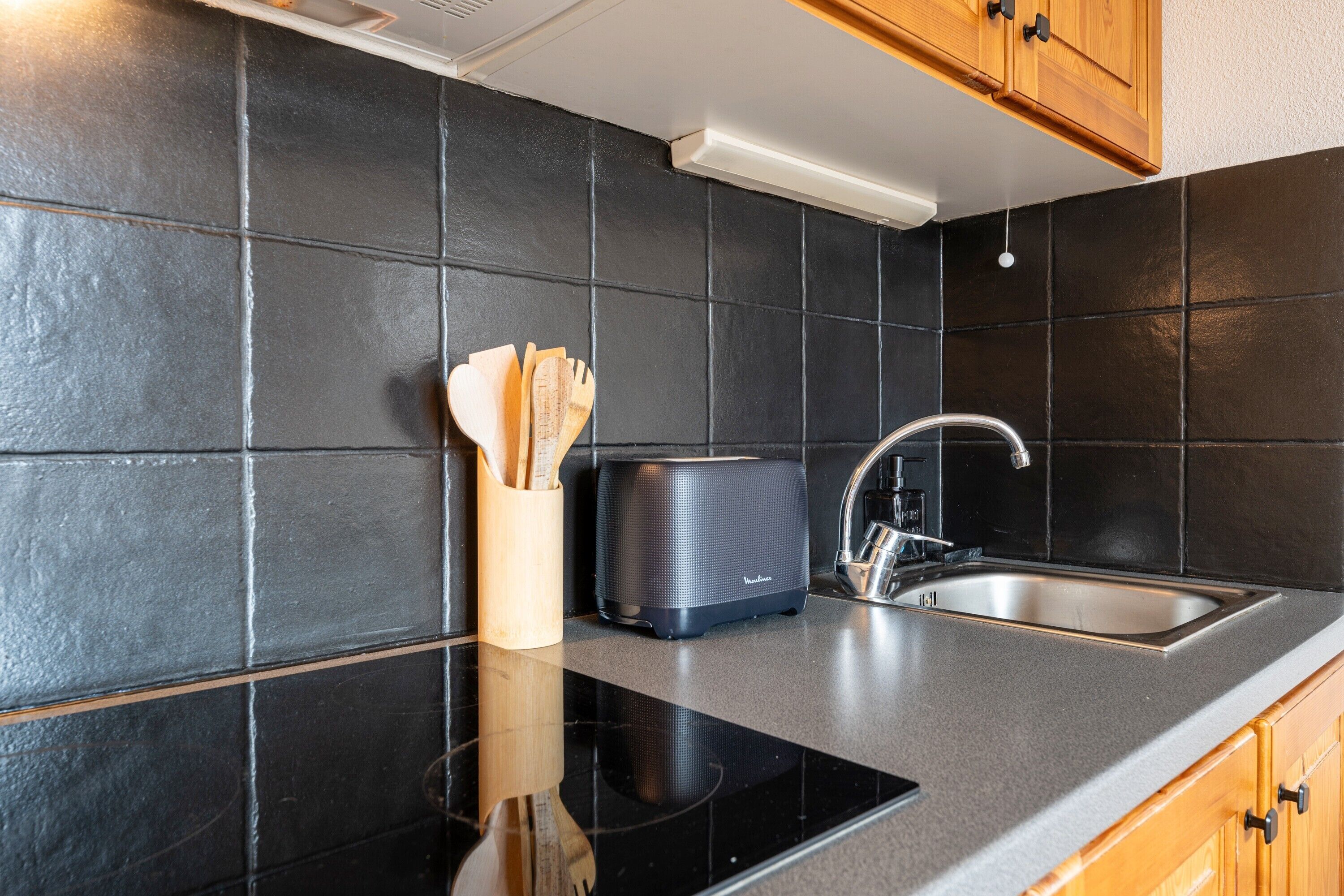 Geladeira, micro-ondas, cooktop, lava-louças