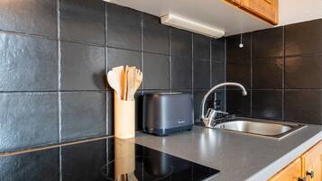 Geladeira, micro-ondas, cooktop, lava-louças