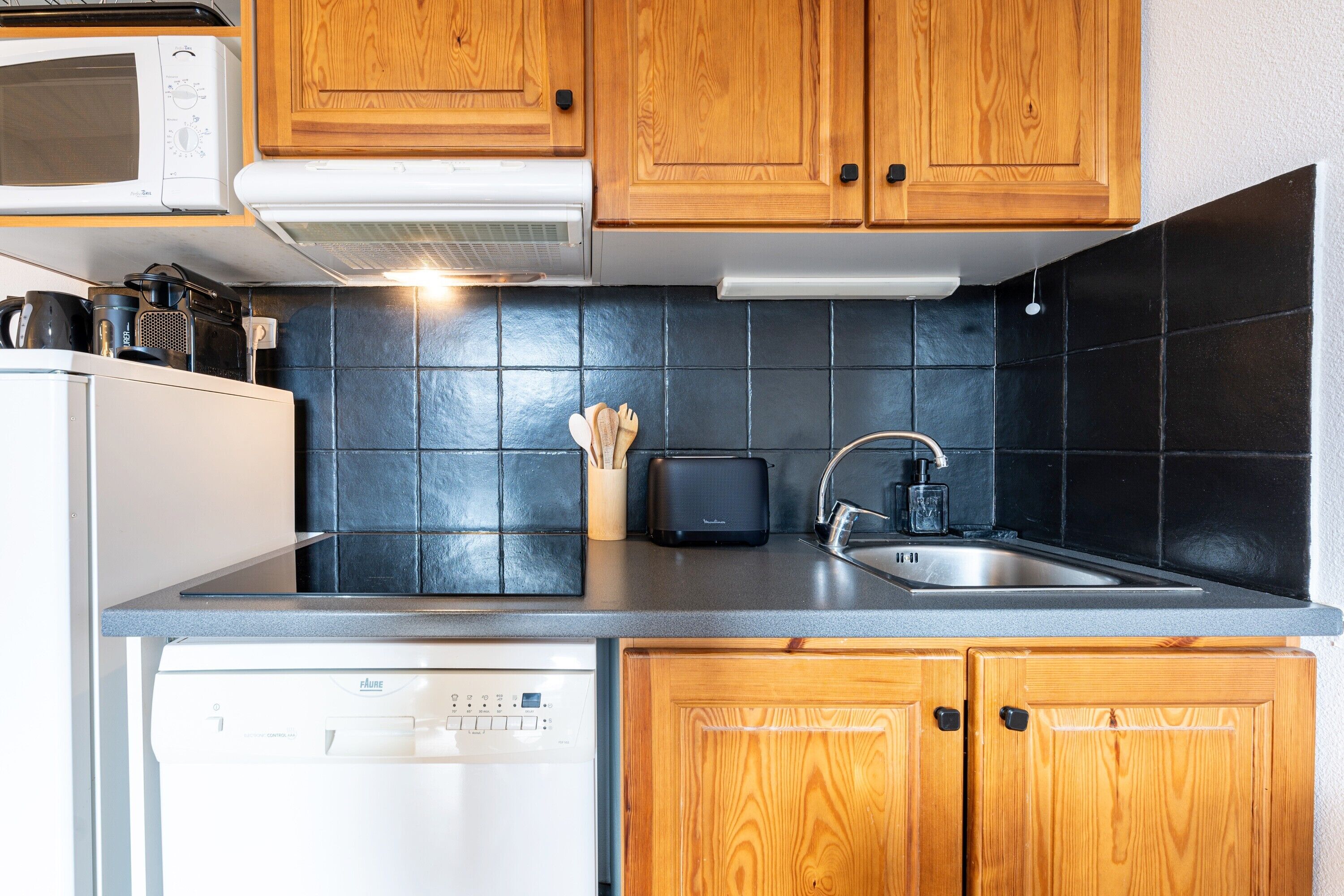 Kühlschrank, Mikrowelle, Herdplatte, Geschirrspüler