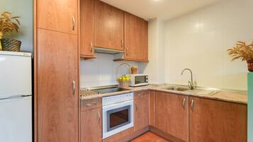 Een koelkast, een magnetron, een oven, een kookplaat