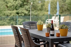 Outdoor dining - Holiday Home 'Sueños De Guara Casa Rural' with Mountain Views, Private Pool and Wi-Fi (Casbas de Huesca)