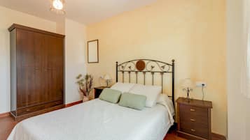 8 bedrooms, iron/ironing board, free WiFi, bed sheets