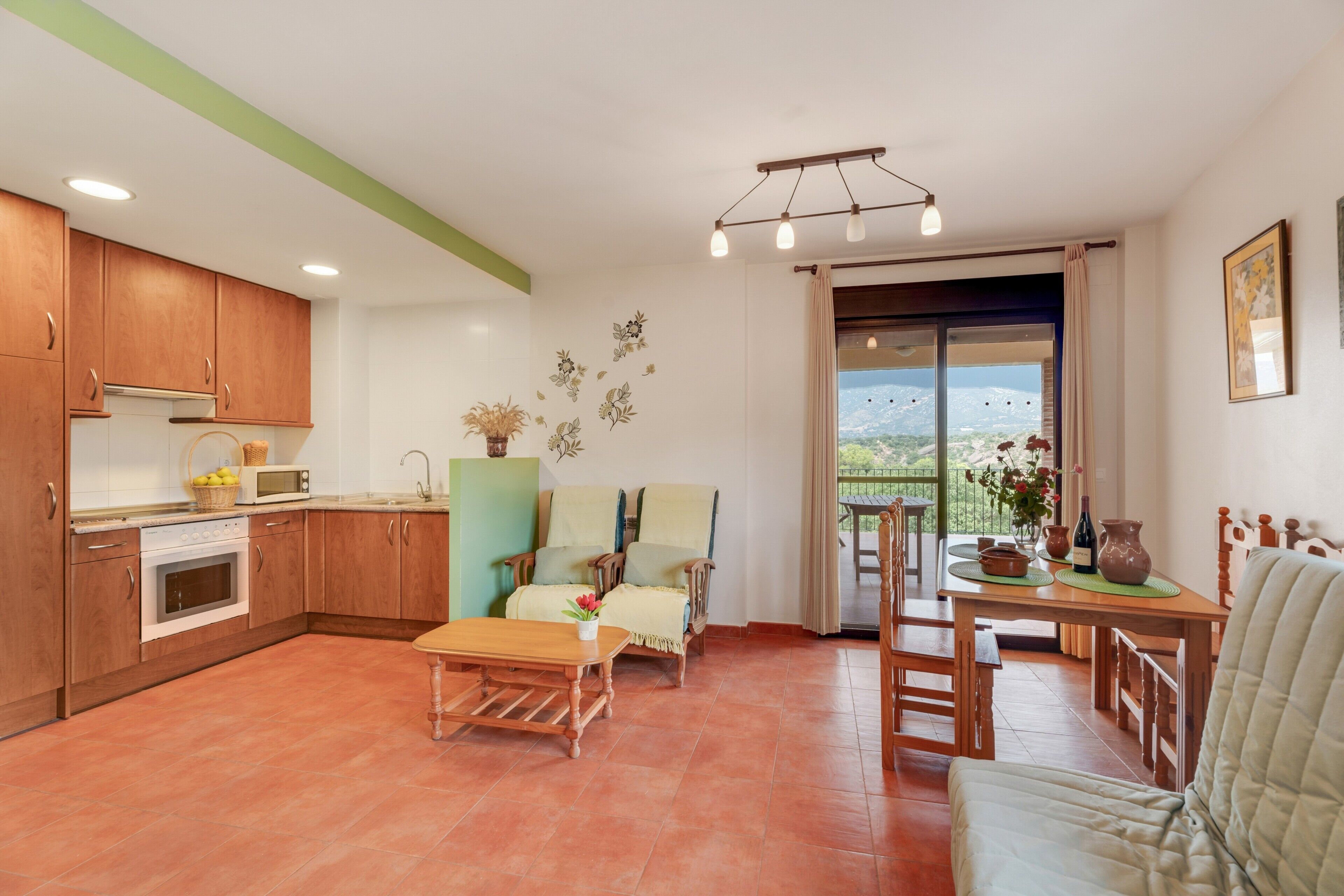 Een televisie en een open haard