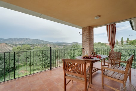 Outdoor dining. Holiday Home 'Sueños De Guara Casa Rural' with Mountain Views, Private Pool and Wi-Fi