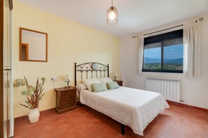 8 bedrooms, iron/ironing board, free WiFi, bed sheets - Holiday Home 'Sueños De Guara Casa Rural' with Mountain Views, Private Pool and Wi-Fi (Casbas de Huesca)