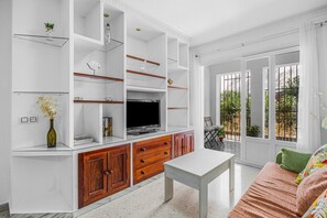 TV - Divina Pastora Sanlucar Apartment with Balcony and Air Conditioning (Sanlúcar de Barrameda)