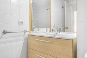 Shower, hair dryer, towels - Divina Pastora Sanlucar Apartment with Balcony and Air Conditioning (Sanlúcar de Barrameda)