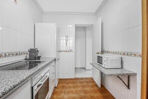 Fridge, microwave, oven, stovetop - Divina Pastora Sanlucar Apartment with Balcony and Air Conditioning (Sanlúcar de Barrameda)