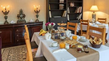 包含每日当地美食早餐