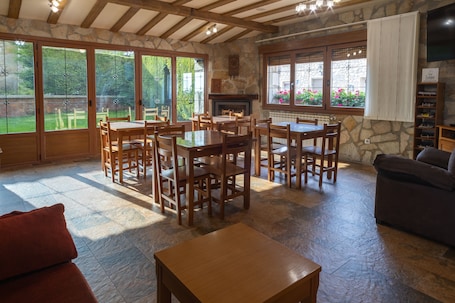お食事. Country House 'Legaire Etxea' with Mountain View, Private Garden and Wi-Fi