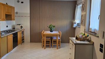 Køleskab, mikrobølgeovn, ovn, kogeplade