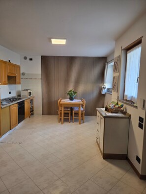 Fridge, microwave, oven, stovetop - Apartment 'Casa Hueller' with Mountain View, Private Terrace and Wi-Fi (Roncegno)
