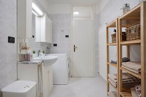 シャワー、ヘアドライヤー、タオル