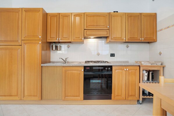 Frigorífico, microondas, horno y placa de cocina