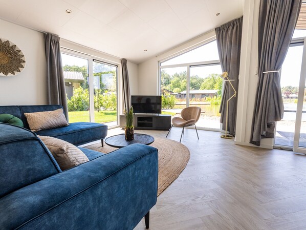 Chalet | Living area - Chalet by Pond in Holiday Park (Veldhoven)
