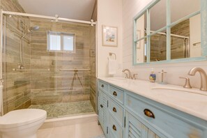 Shower, jetted bath, hair dryer, bidet - Lux Canal Front Home w/ Dock, Near Looe Key – Fishing, Diving & Sunsets! (Ramrod Key)