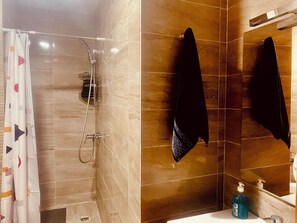 مراحيض شطف، مناشف، صابون، ورق حمّام