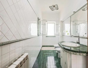 Een douche, een haardroger, handdoeken