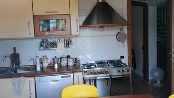 Frigorifero, microonde, forno, piano cottura