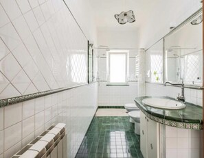 Doccia, asciugacapelli, asciugamani