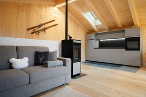 TV, fireplace - Chalet 'Bio Maso Nido Verde' with Mountain View and Balcony (Frassilongo)