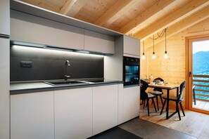 Fridge, oven, stovetop, coffee/tea maker