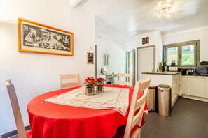 Dining - Holiday Home 'Maison Avec Piscine En Catalogne' with Mountain View, Wi-Fi and Air Conditioning (ARAMUNT)