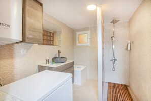 Shower, hair dryer, towels - Holiday Home 'Maison Avec Piscine En Catalogne' with Mountain View, Wi-Fi and Air Conditioning (ARAMUNT)