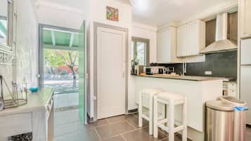 Jääkaappi, mikroaaltouuni, uuni, liesi