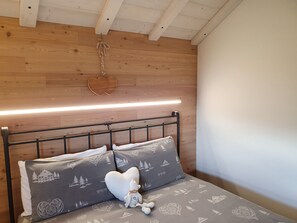 2 bedrooms, bed sheets