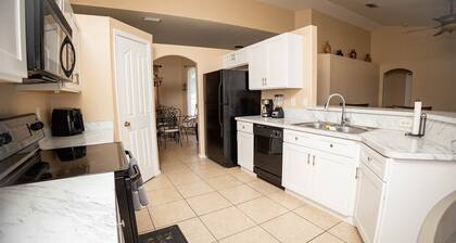 Cozy 4-bedroom house in charming Port St. Lucie with AC, WiFi