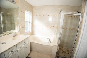 Een douche, een haardroger, handdoeken, zeep