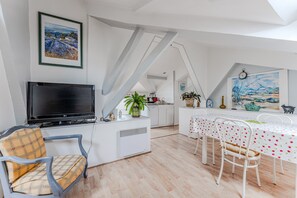 Dining - 'De Maître Traversant' Apartment with Private Garden, Wi-Fi and Air Conditioning (La Teste-de-Buch)