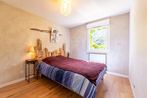 2 makuuhuonetta, työpöytä, silitysrauta/-lauta, ilmainen Wi-Fi