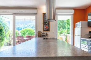 Fridge, microwave, oven, stovetop - Holiday Apartment "T3 Au Vert À 5 Min D'Annecy Centre" with Private Terrace, Private Garden & Wi-Fi (Annecy)