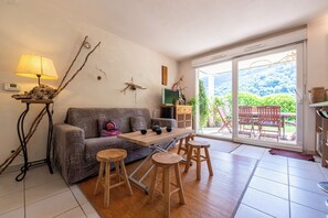 TV - Holiday Apartment "T3 Au Vert À 5 Min D'Annecy Centre" with Private Terrace, Private Garden & Wi-Fi (Annecy)