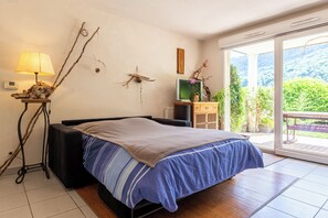 2 bedrooms, iron/ironing board, free WiFi - Holiday Apartment "T3 Au Vert À 5 Min D'Annecy Centre" with Private Terrace, Private Garden & Wi-Fi (Annecy)