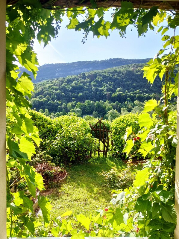 Property grounds - Holiday Apartment "T3 Au Vert À 5 Min D'Annecy Centre" with Private Terrace, Private Garden & Wi-Fi (Annecy)