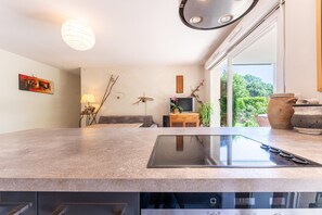 Refrigerador, microondas, horno, placa de cocina
