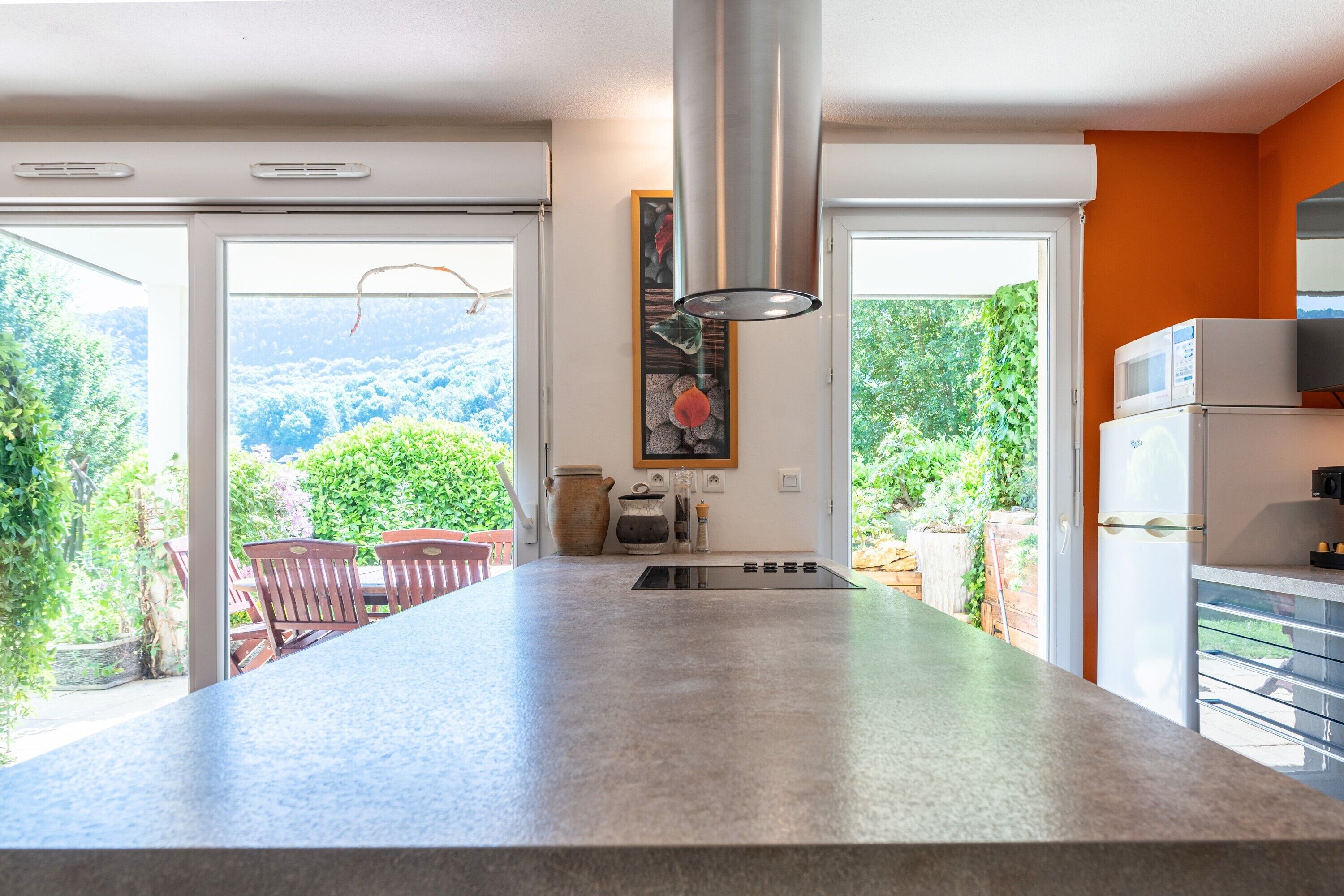 Jääkaappi, mikroaaltouuni, uuni, liesi