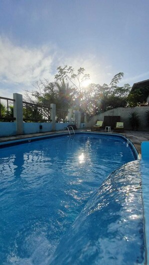 Outdoor pool, open 8:00 AM to 8:30 PM, pool umbrellas, pool loungers - Pousada Pé na Areia Gostoso (São Miguel do Gostoso)