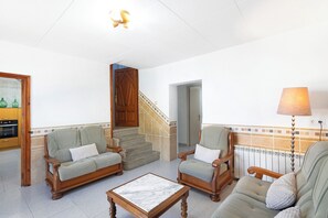 Televisión, chimenea, mesa de ping pong