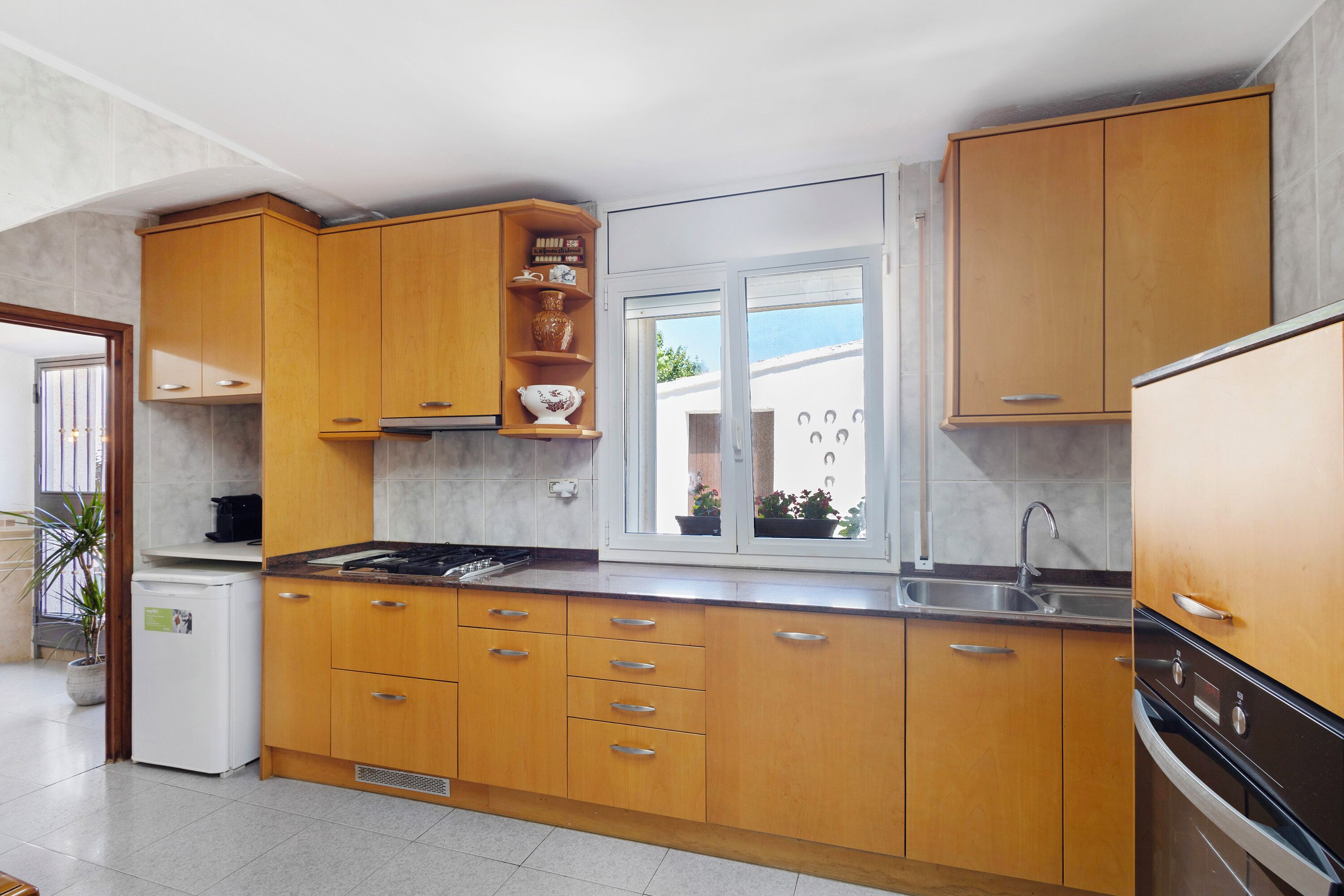 Frigorífico, microondas, horno y placa de cocina