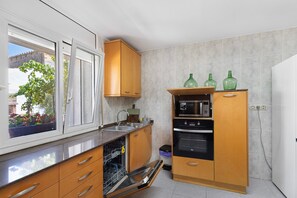 Fridge, microwave, oven, stovetop - Country House 'Cal Peret Miquelet' with Mountain View, Private Pool and Wi-Fi (sant marti sarroca)