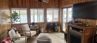 Charming 3-bedroom cabin in enchanting Frederic, WI 1.5 hr from TC with AC WiFi 