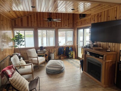 Charming 3-bedroom cabin in enchanting Frederic, WI 1.5 hr from TC with AC WiFi 